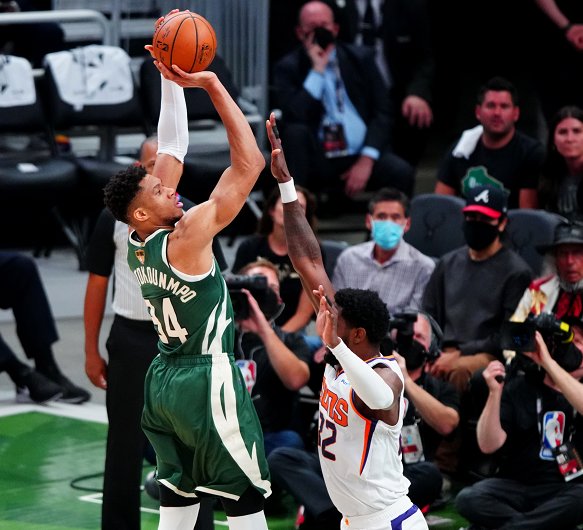  字母哥暴扣统治内线雄鹿轻取尼克斯迎三连胜  