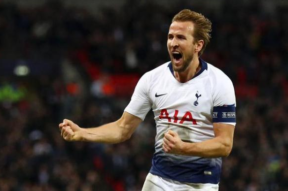  曼城主场气势如虹，英超赛场捍卫榜首荣耀